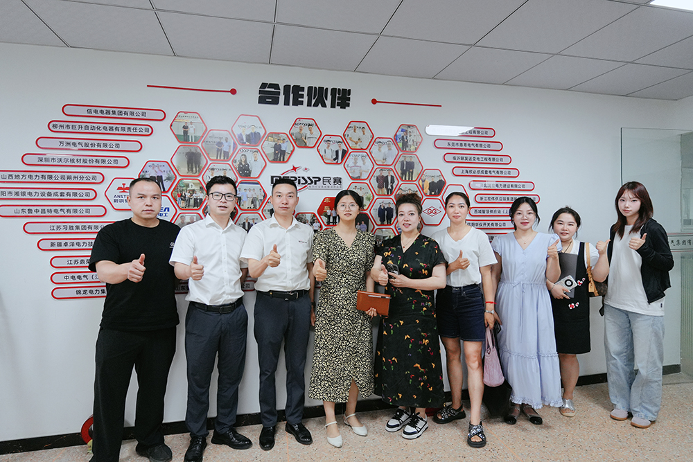 热烈欢迎五色传媒袁总率企业家朋友们来立博中国电气视察指导工作